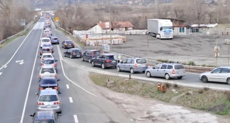 След трите почивни дни километрични опашки от автомобили на главен